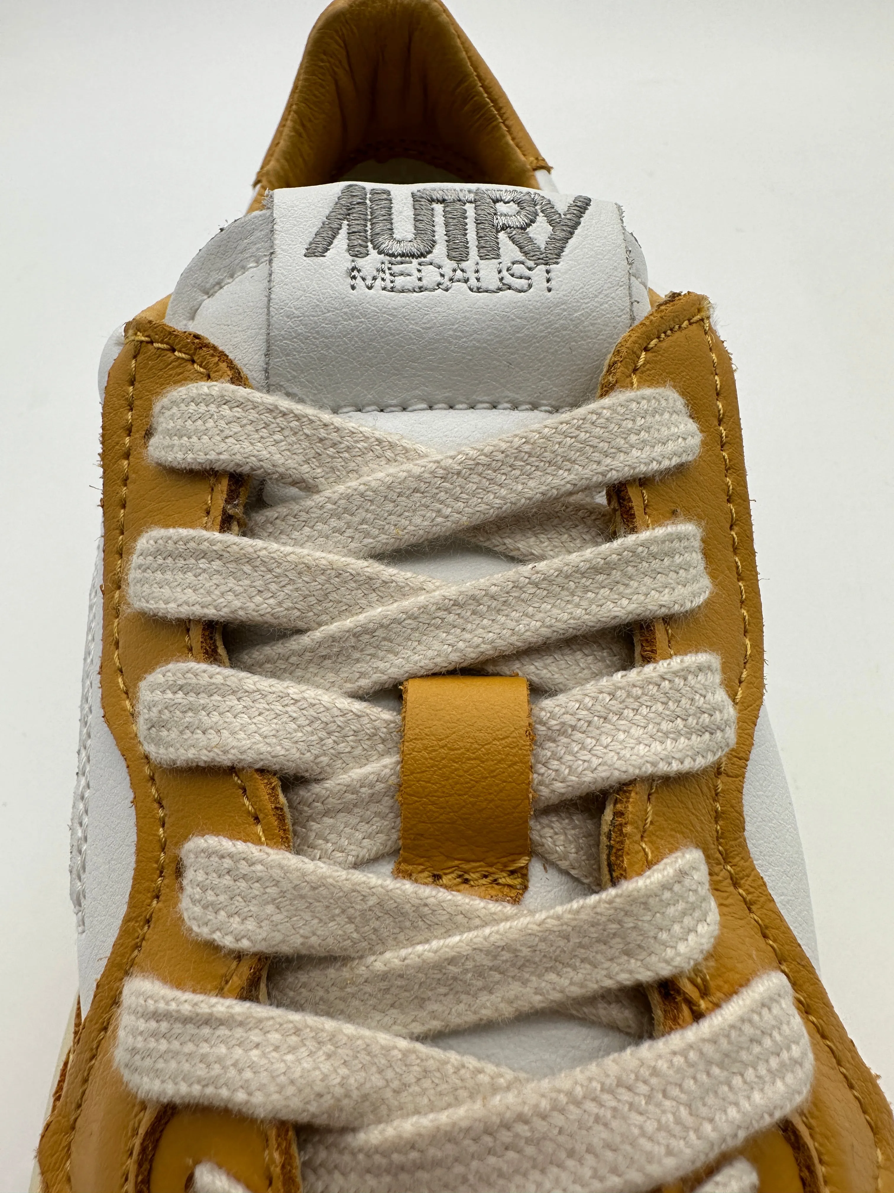 Autry 01 Low Sneakers