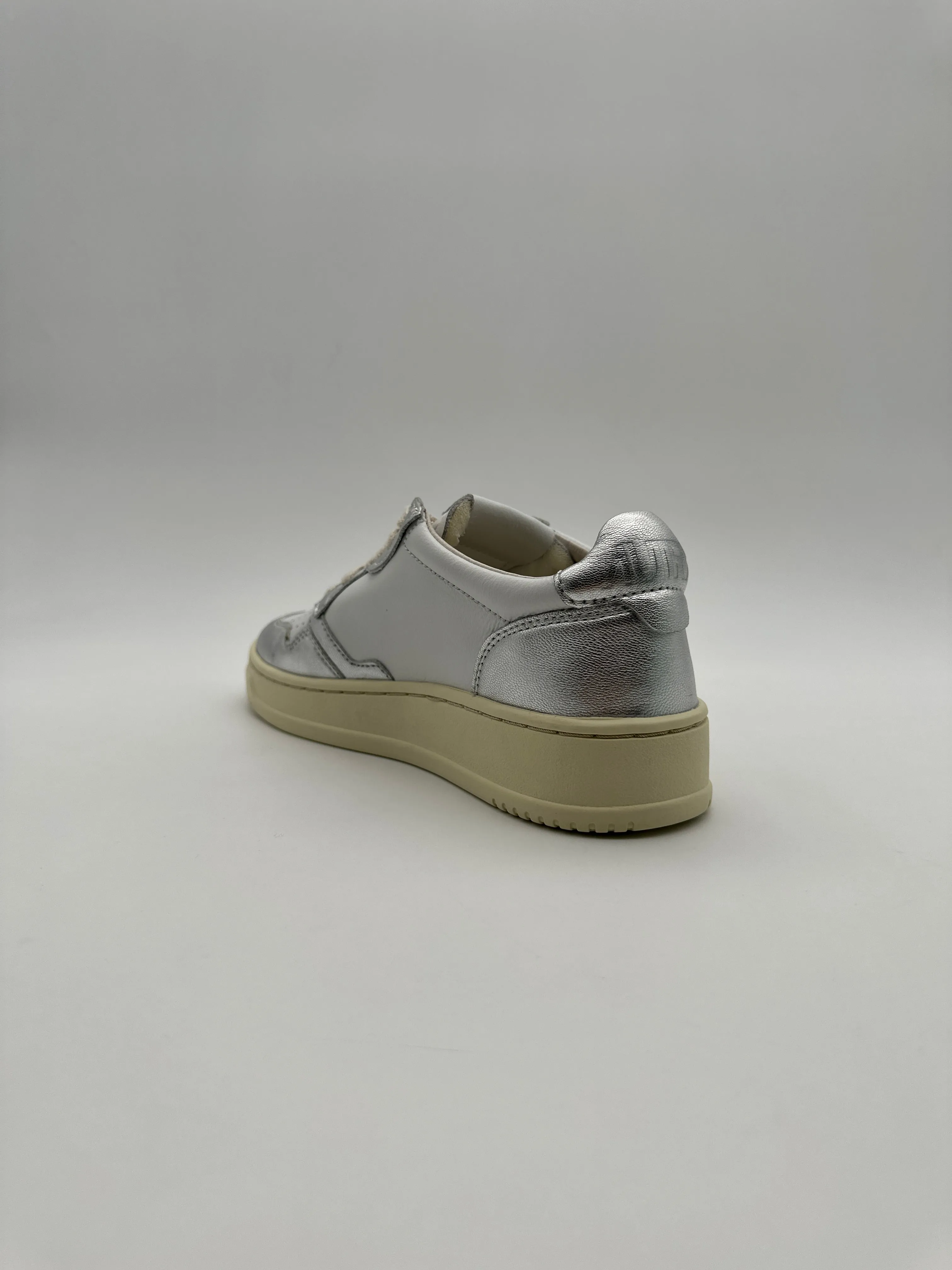 Autry 01 Low Sneakers