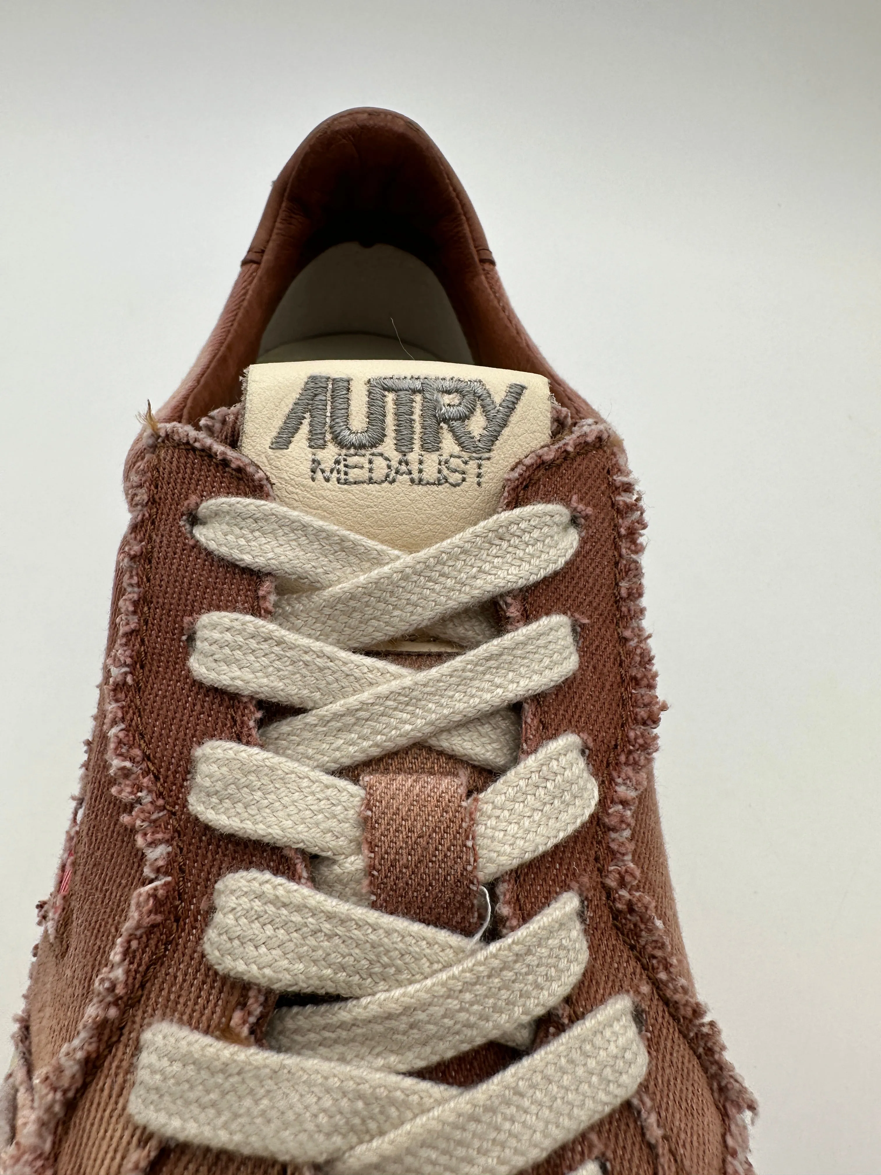 Autry 01 Low Sneakers