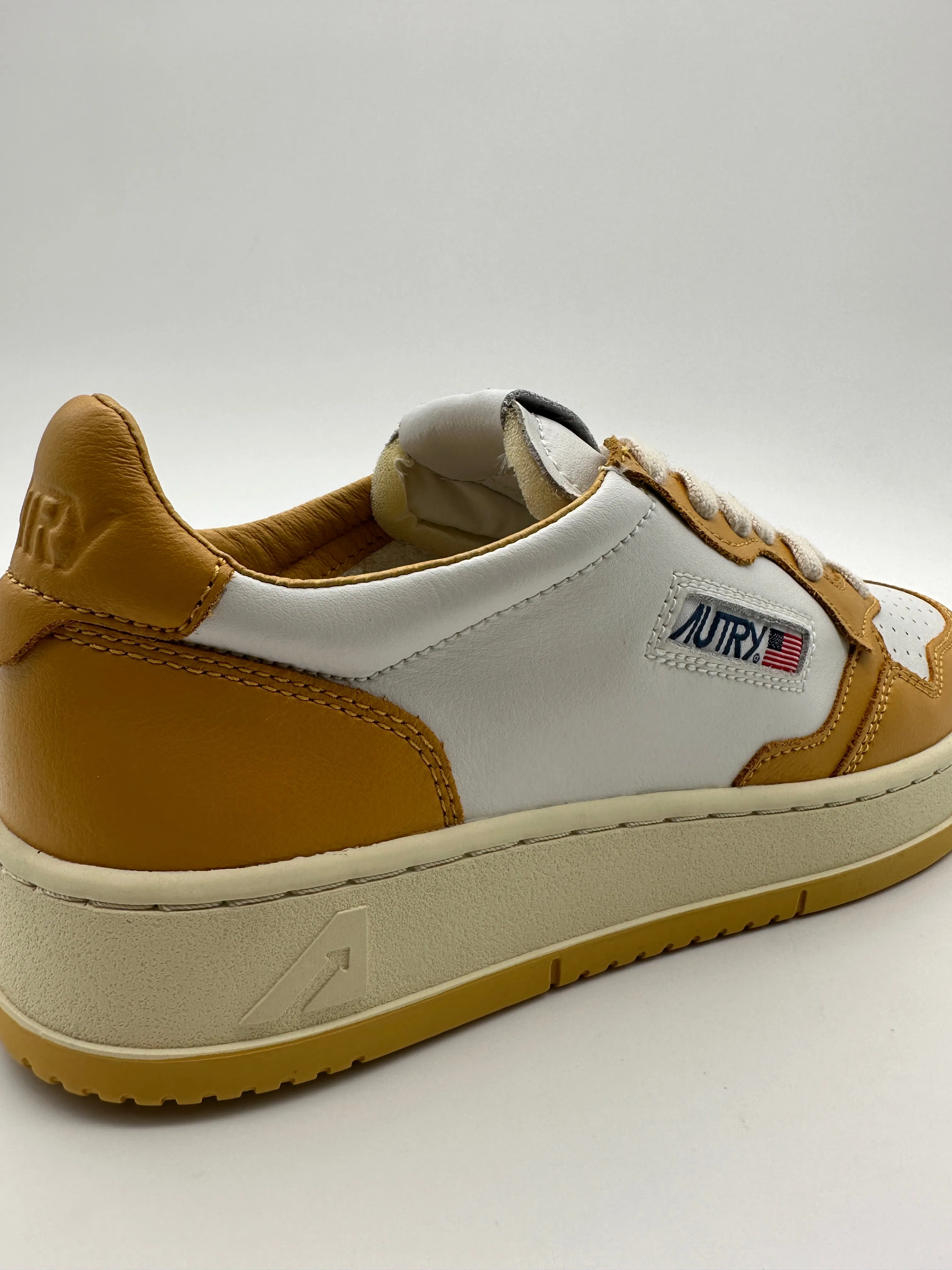 Autry 01 Low Sneakers