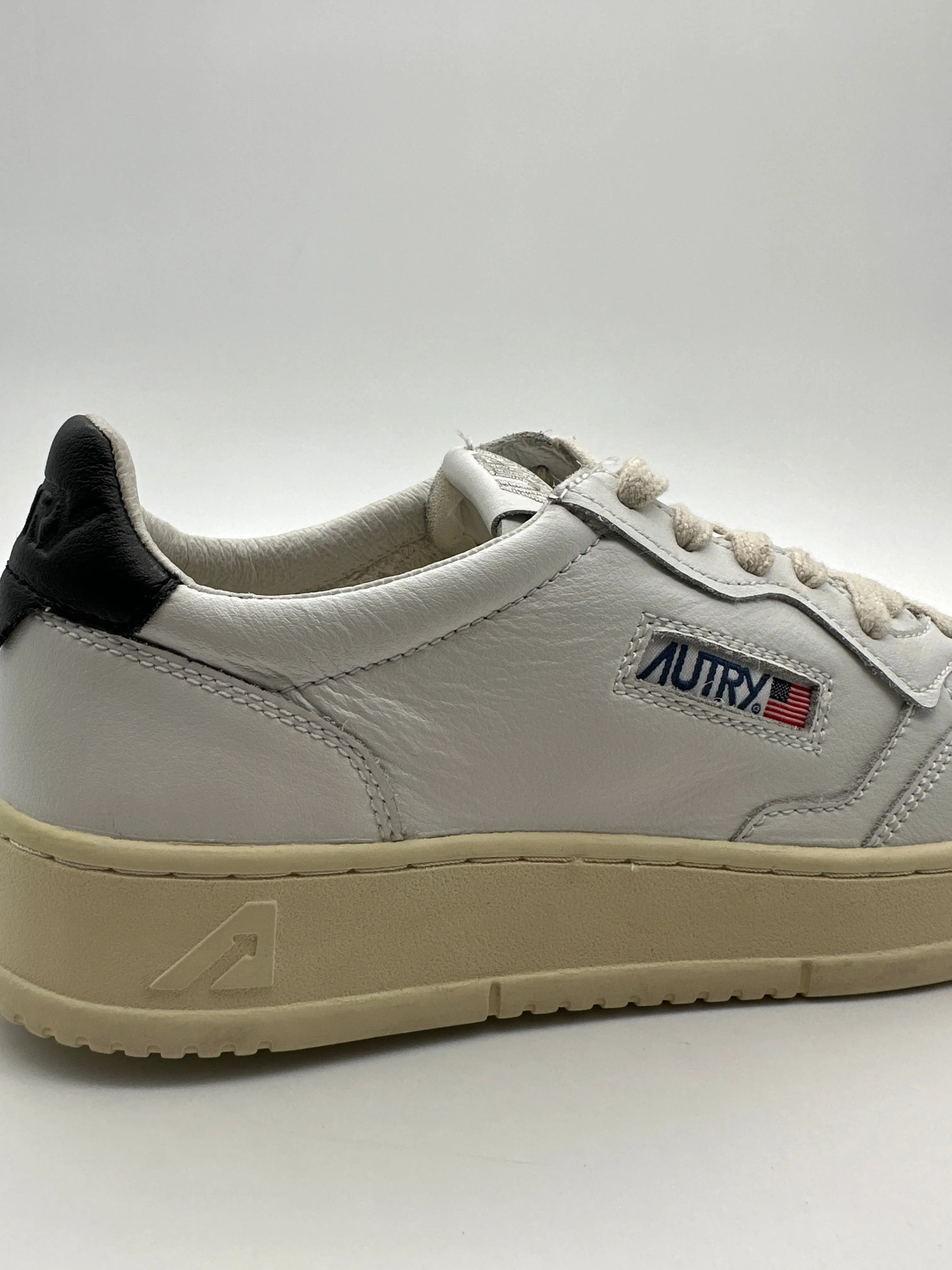 Autry 01 Low Sneakers