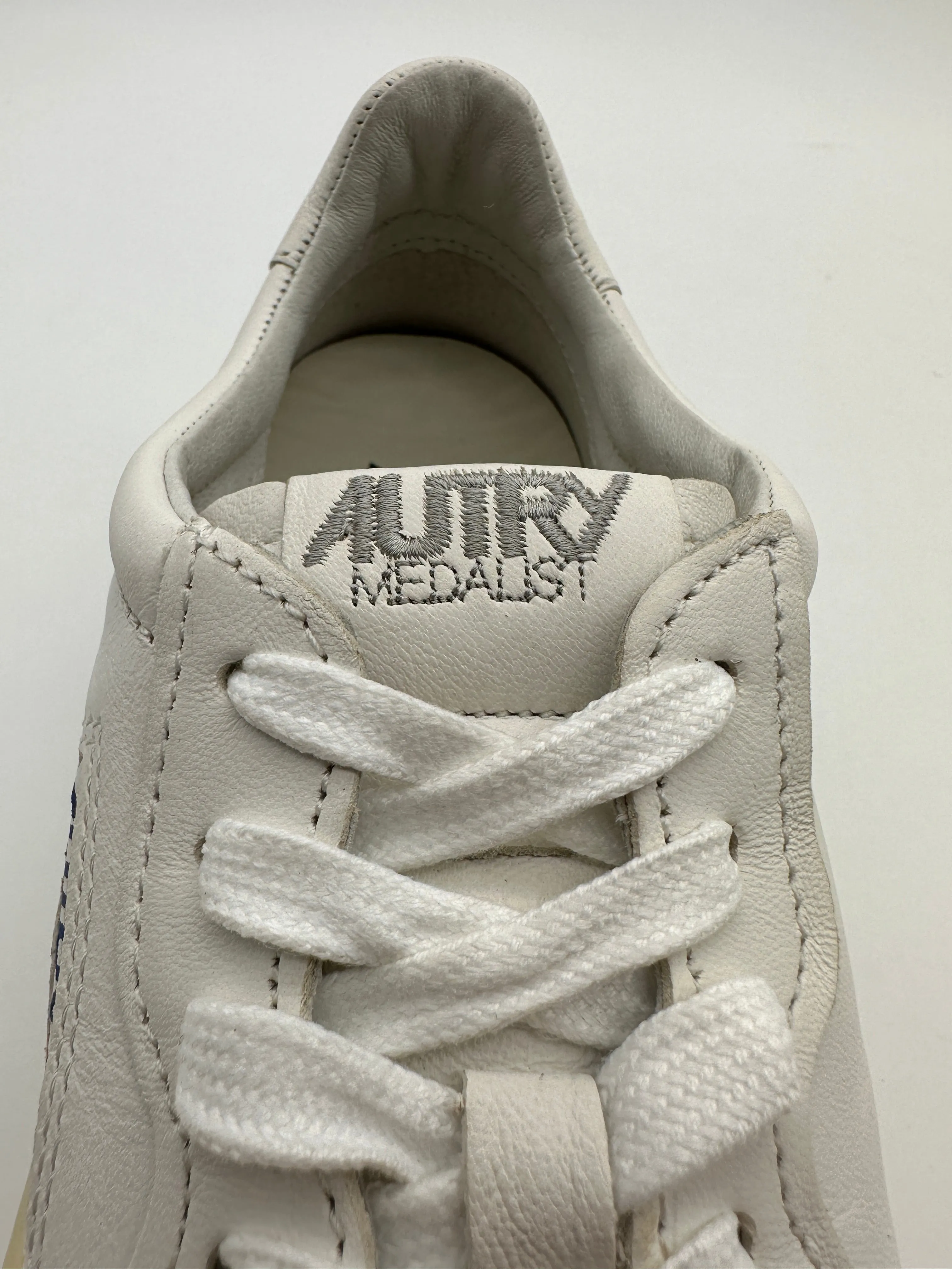 Autry 01 Low Sneakers