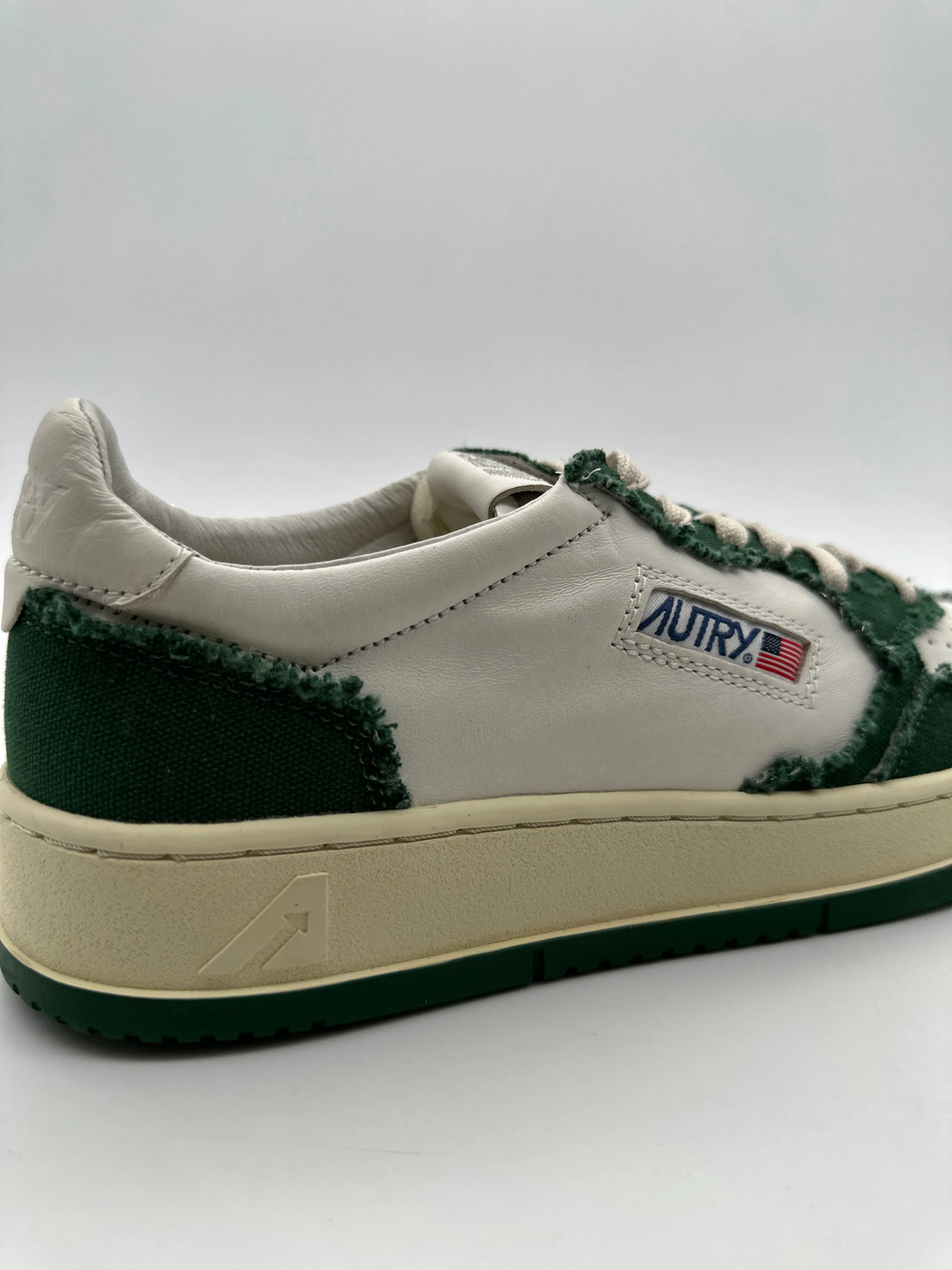 Autry 01 Low Sneakers