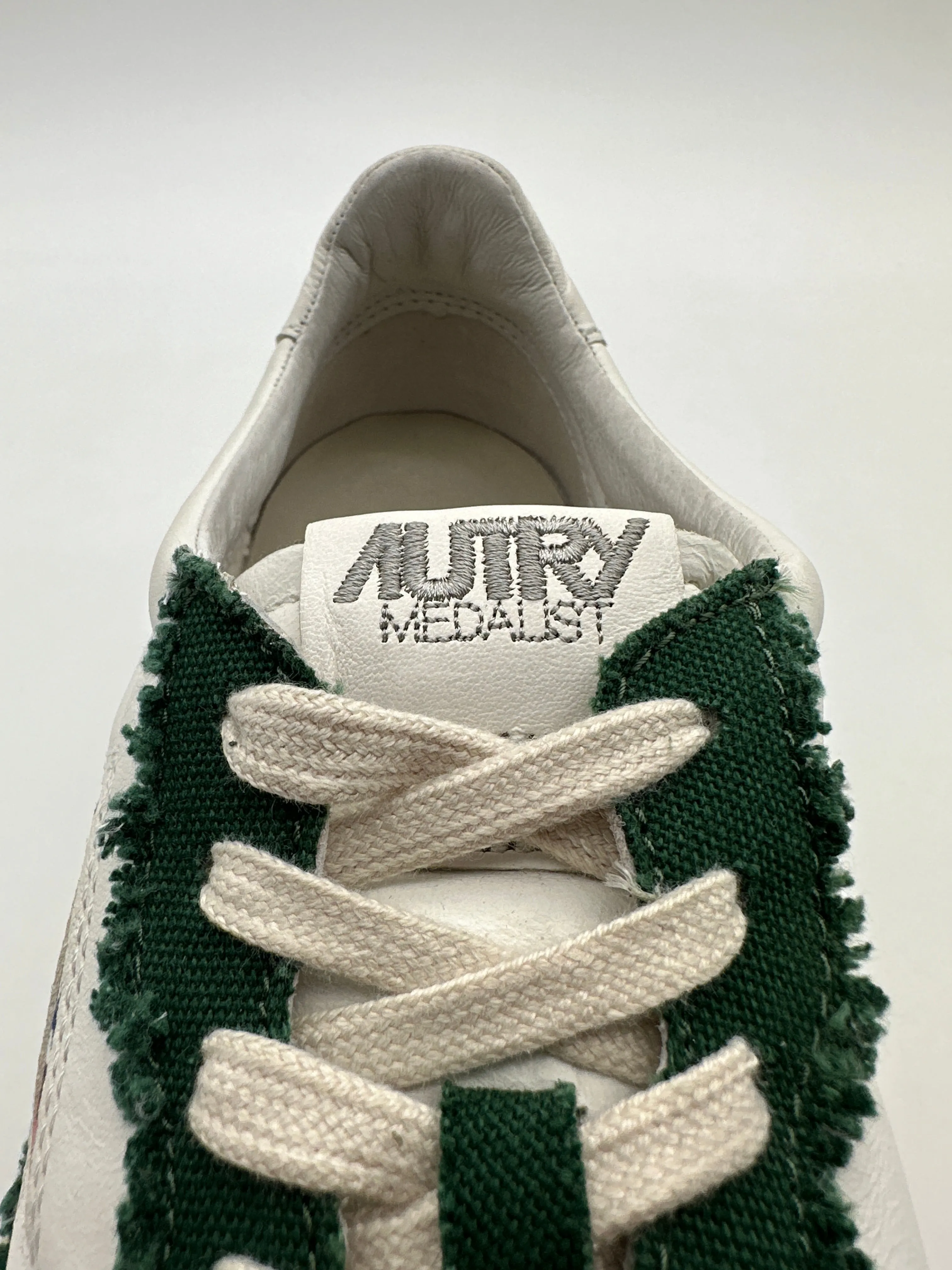 Autry 01 Low Sneakers