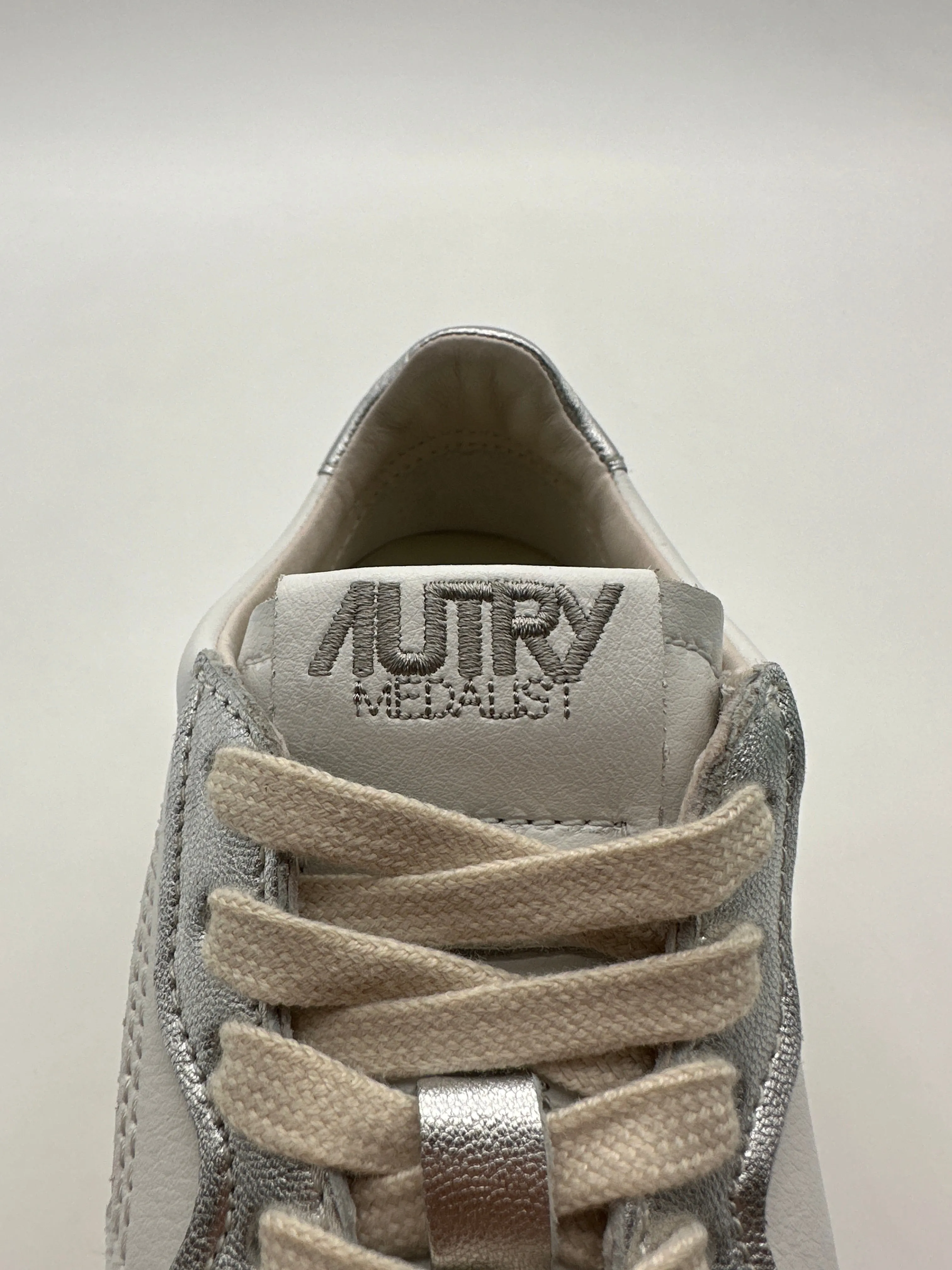 Autry 01 Low Sneakers