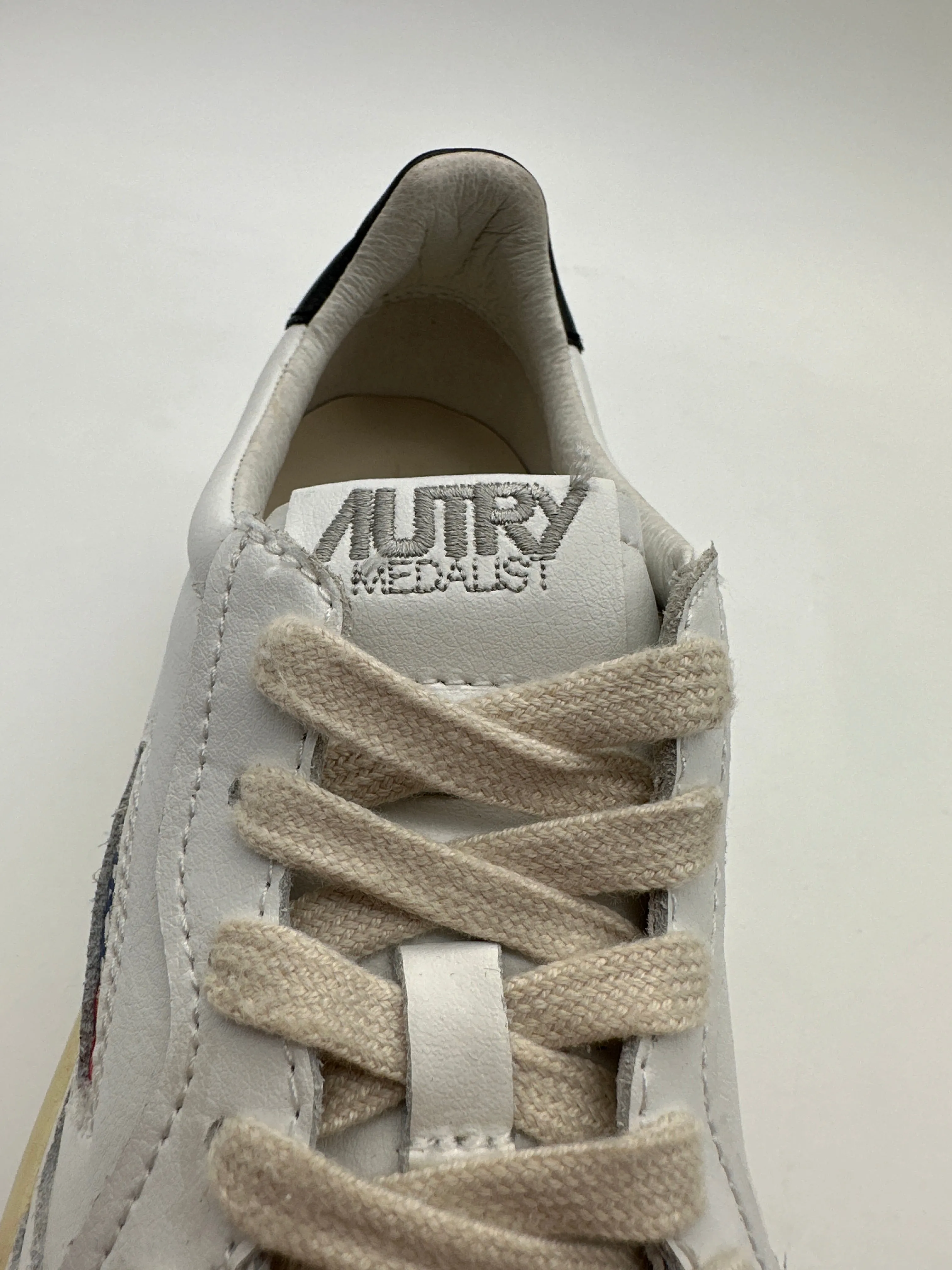 Autry 01 Low Sneakers