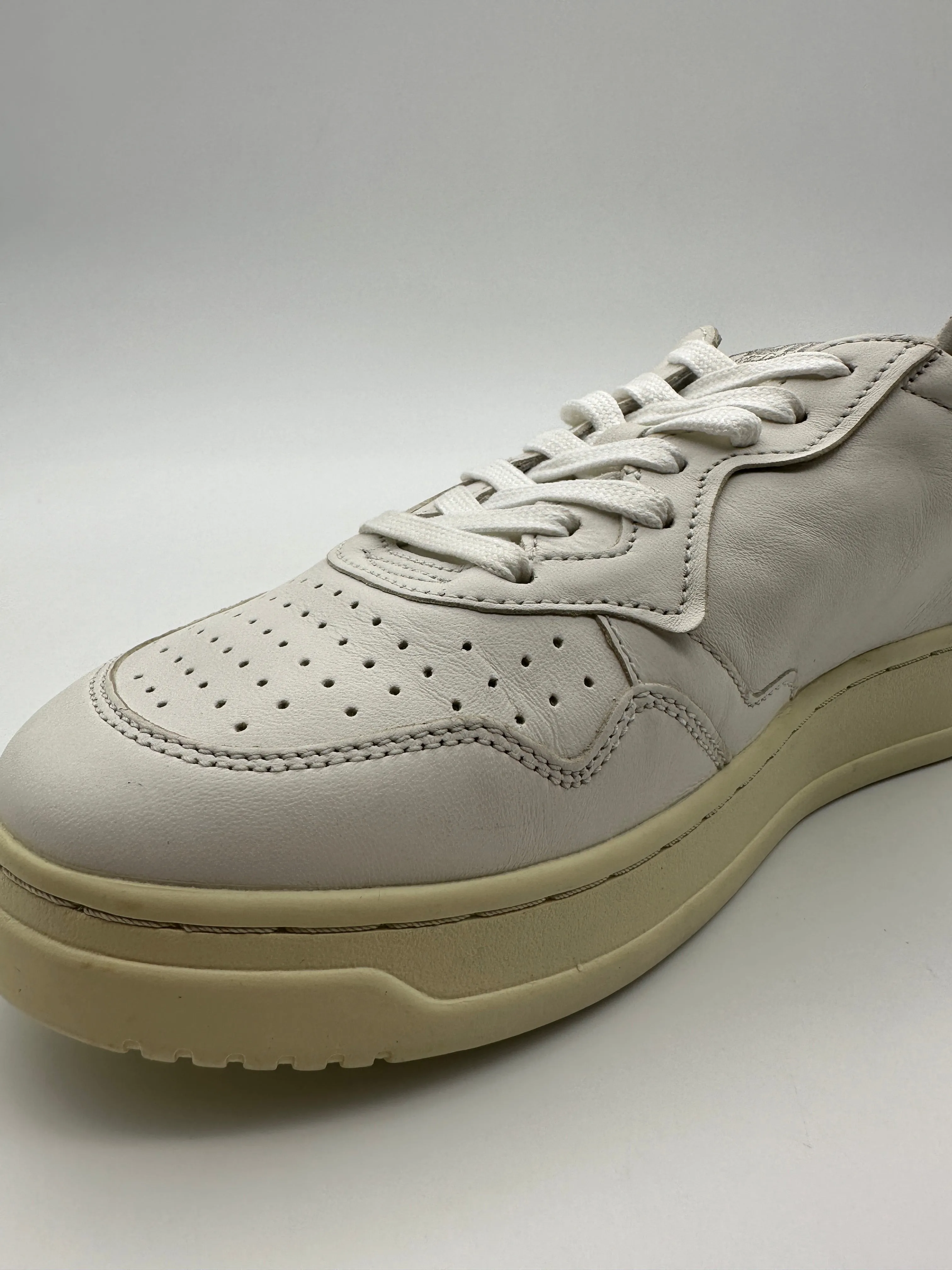 Autry 01 Low Sneakers