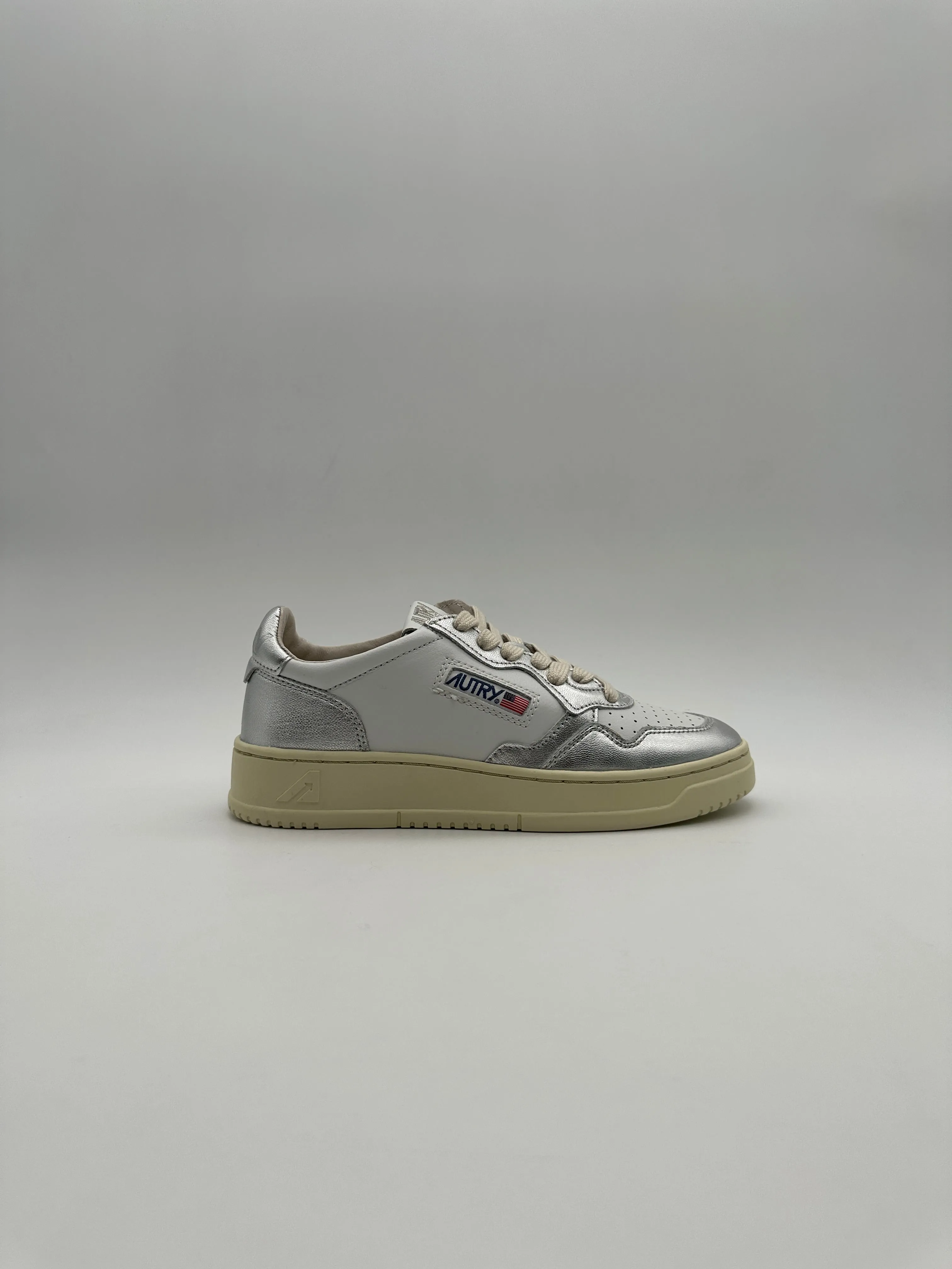 Autry 01 Low Sneakers