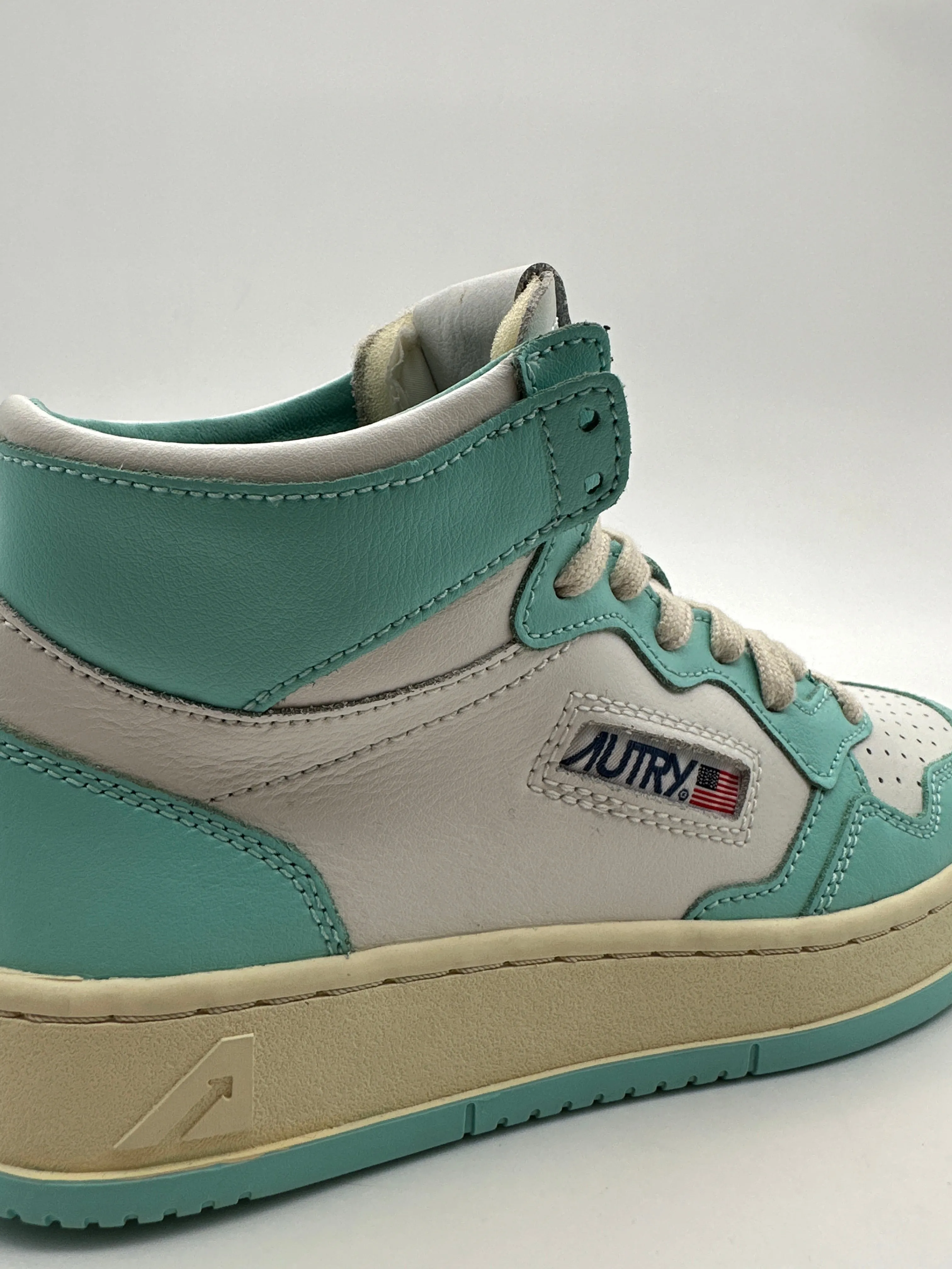 Autry 01 Mid Sneakers